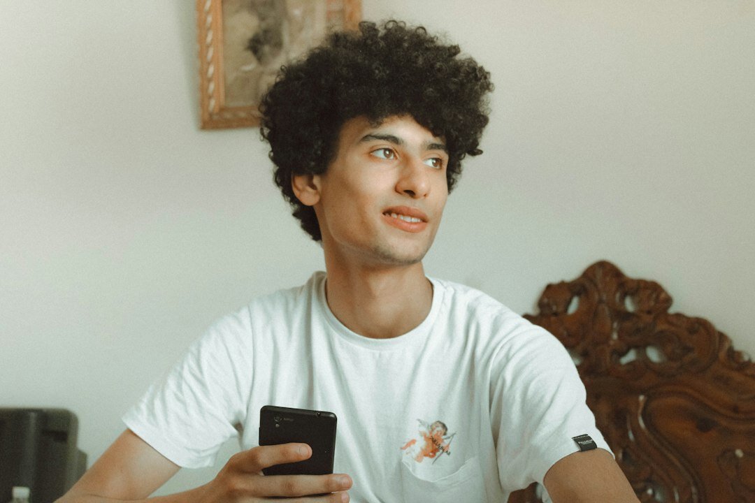 Influencer uruguaya sonriendo con su telefono