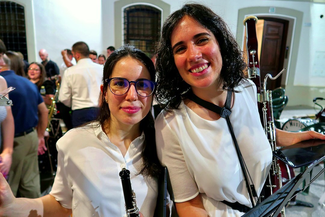 Equipo de redaccion de StarWixo sonriendo en la oficina