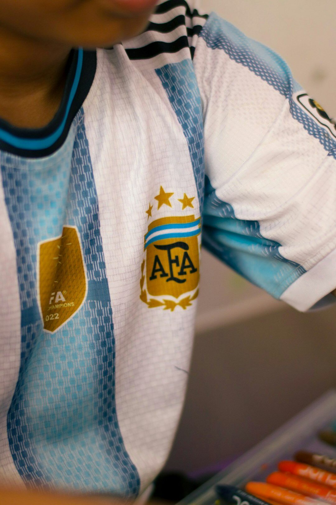Futbolista uruguayo posando con camiseta deportiva