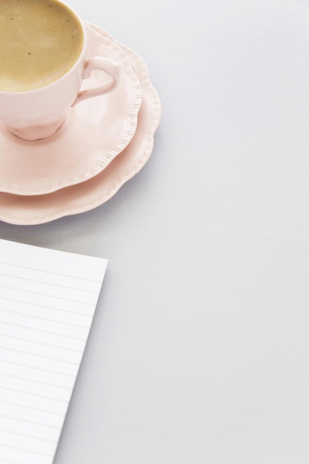 Escritorio elegante con periodico y taza de cafe