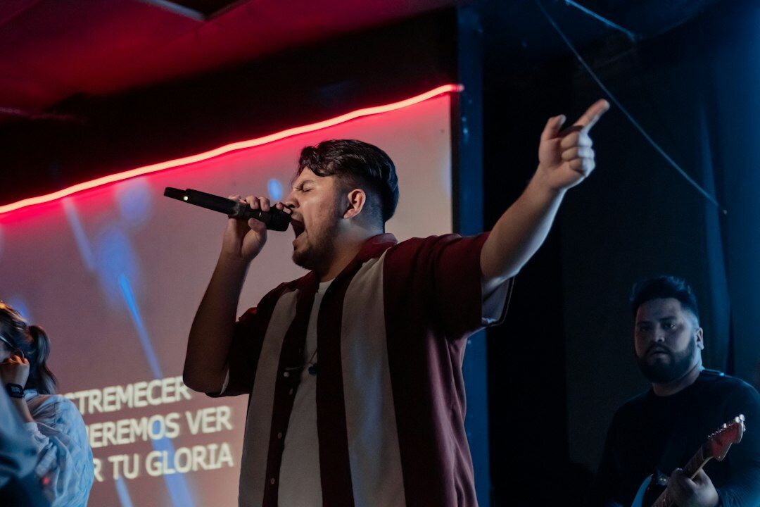 Cantante uruguaya sosteniendo un microfono en el escenario