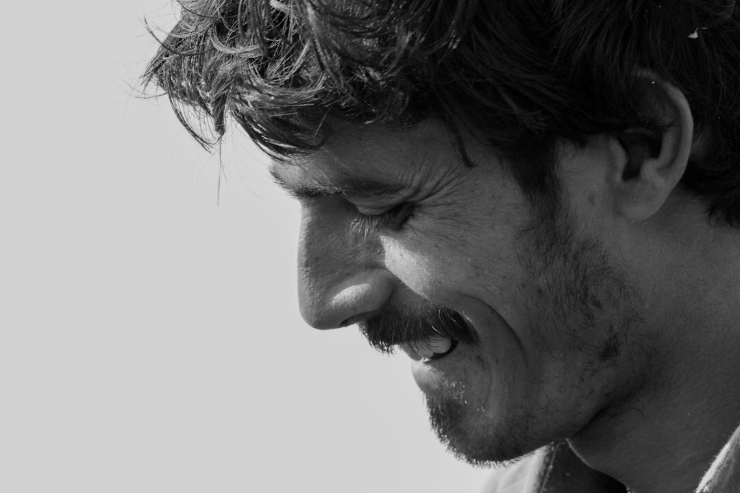 Actor uruguayo sonriendo en retrato de estudio